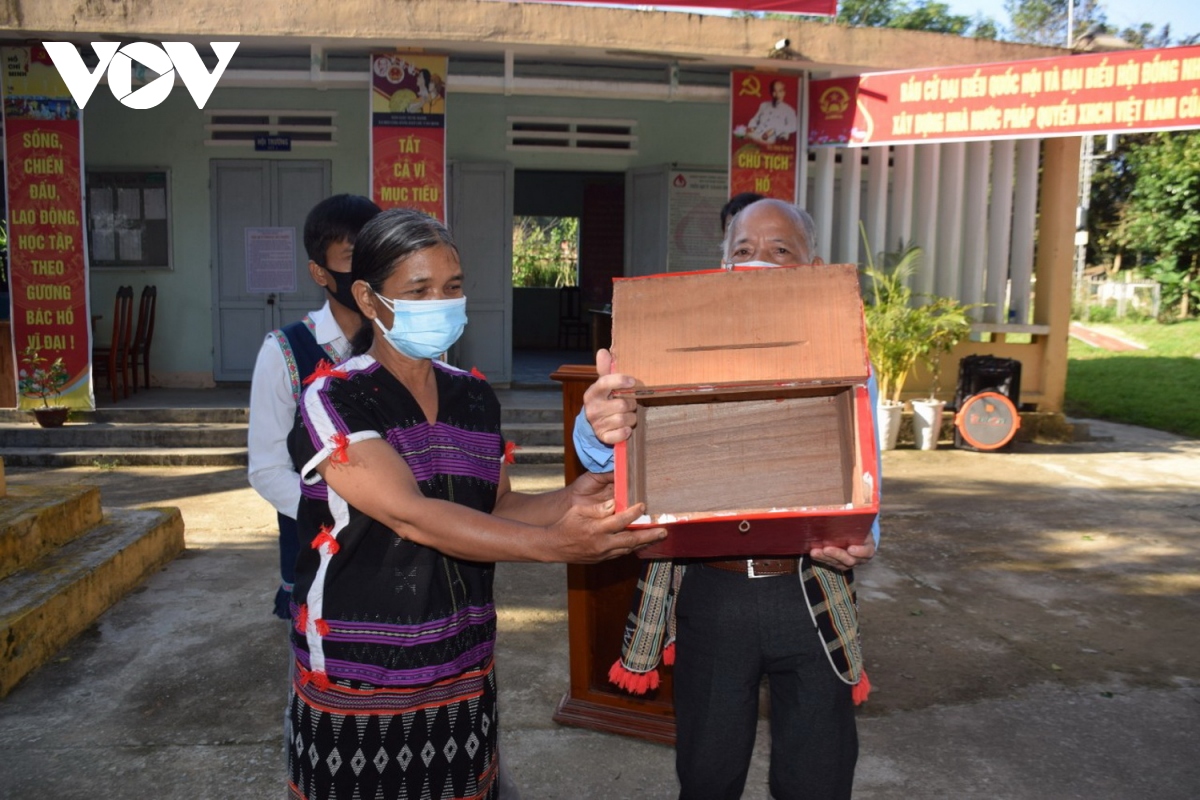 bau cu som o huyen bie n gio i nam giang, qua ng nam dien ra dung tien do hinh anh 3