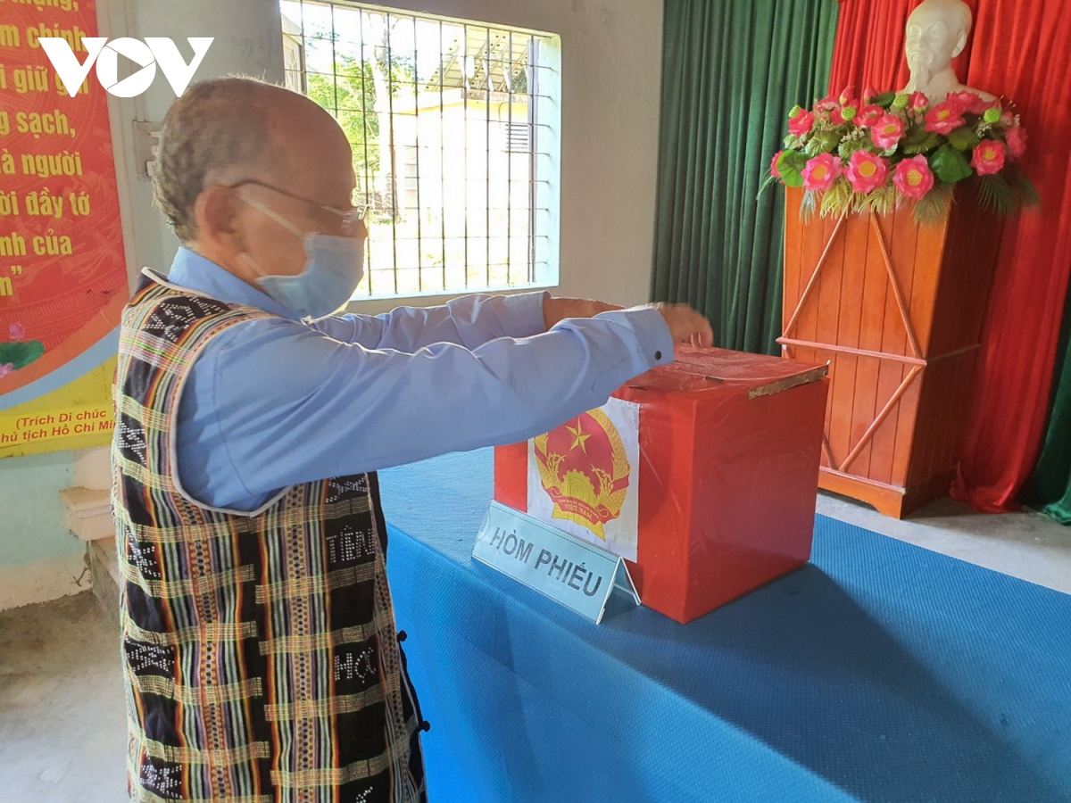 bau cu som o huyen bie n gio i nam giang, qua ng nam dien ra dung tien do hinh anh 4