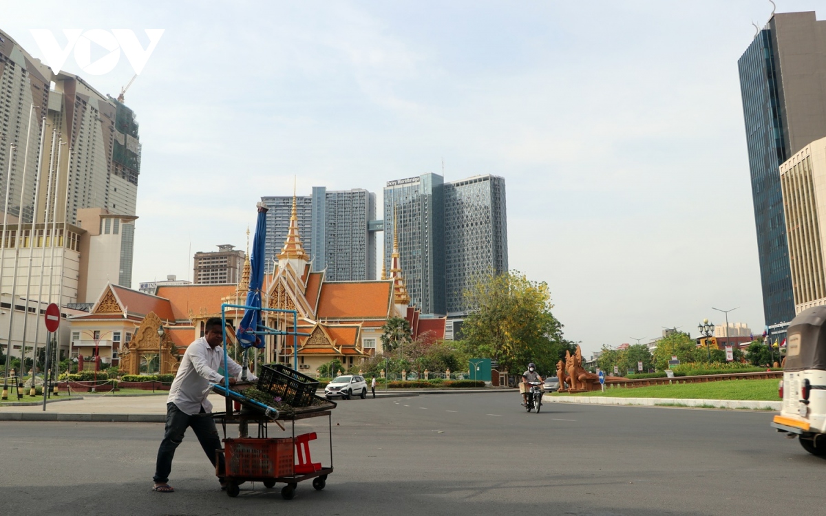 thủ đô phnom penh campuchia ngày đầu dỡ bỏ lệnh phong tỏa vì covid-19 hình ảnh 3 thu do phnom penh campuchia ngay dau do bo lenh phong toa vi covid-19 hinh anh 3