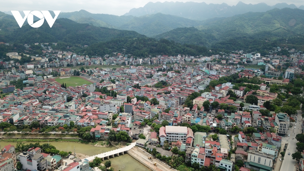 cao bang tuyen truyen bau cu luu dong den tung thon, ban hinh anh 1