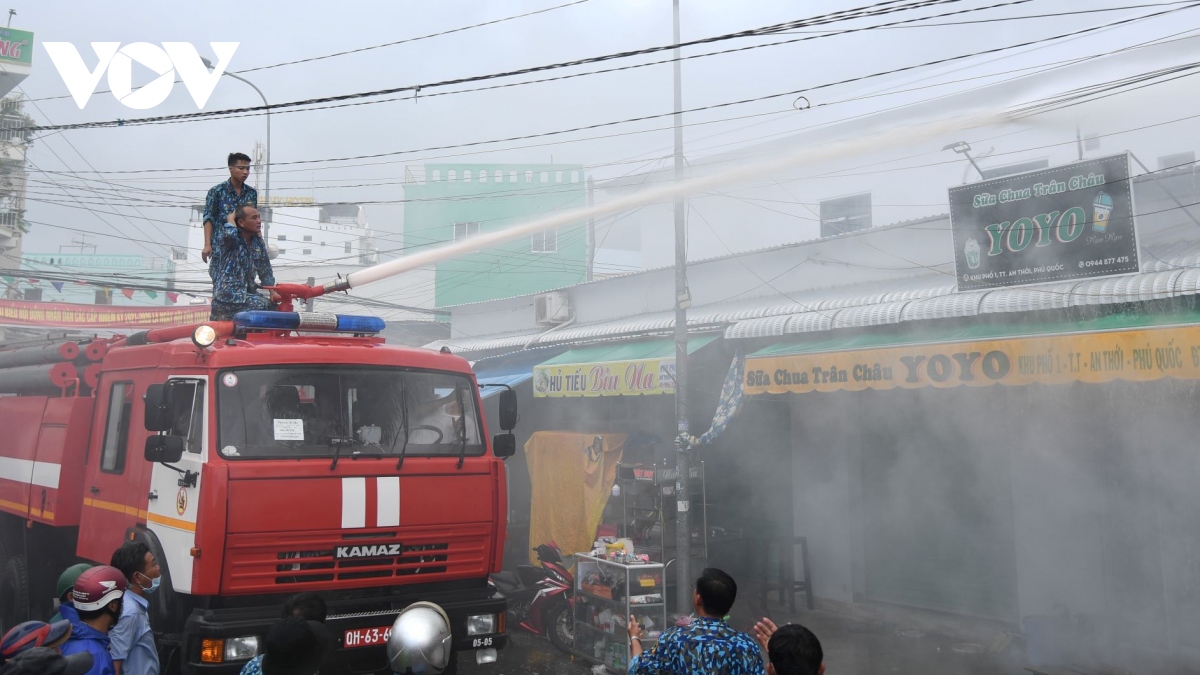 hàng trăm cán bộ, chiến sĩ tham gia chữa cháy cửa hàng tạp hóa ở phú quốc hình ảnh 2 hang tram can bo, chien si tham gia chua chay cua hang tap hoa o phu quoc hinh anh 2