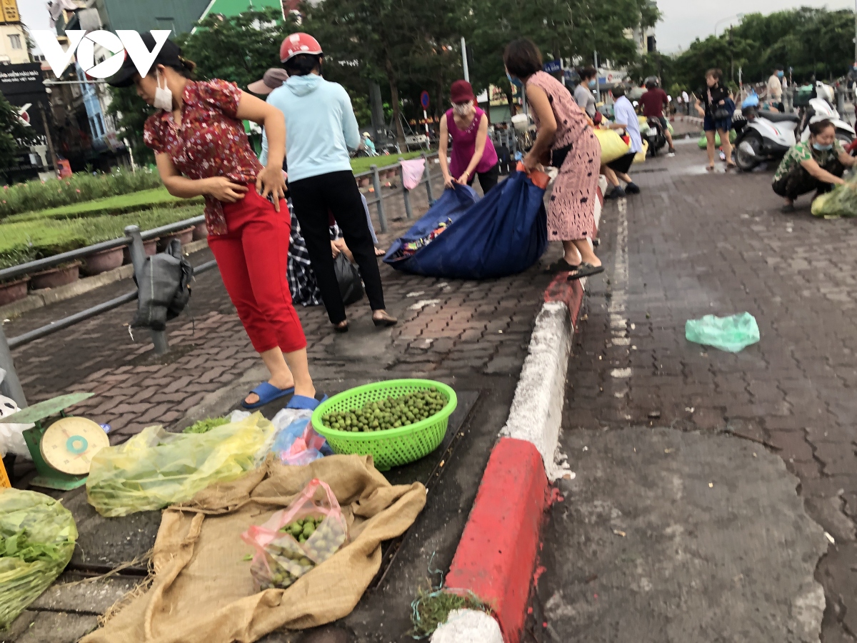 cho coc do cu o ha noi van tu tap dong nguoi bat chap dich covid-19 phuc tap hinh anh 9