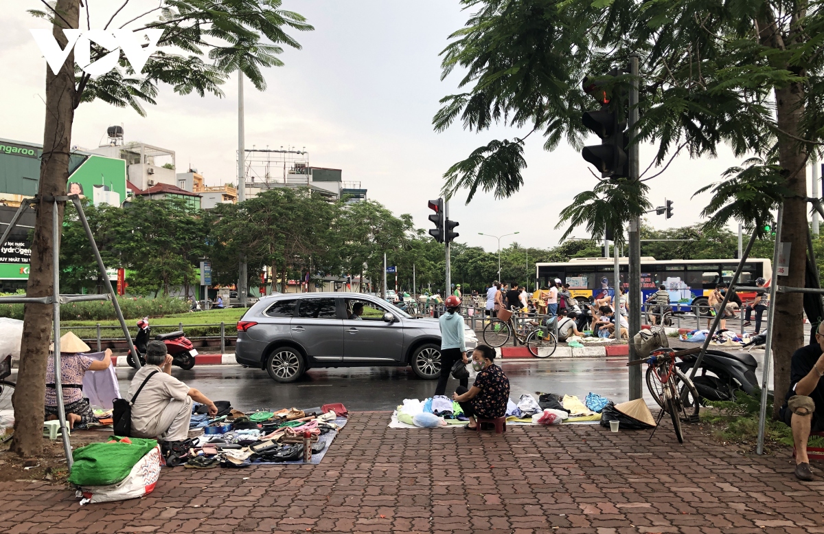 cho coc do cu o ha noi van tu tap dong nguoi bat chap dich covid-19 phuc tap hinh anh 7