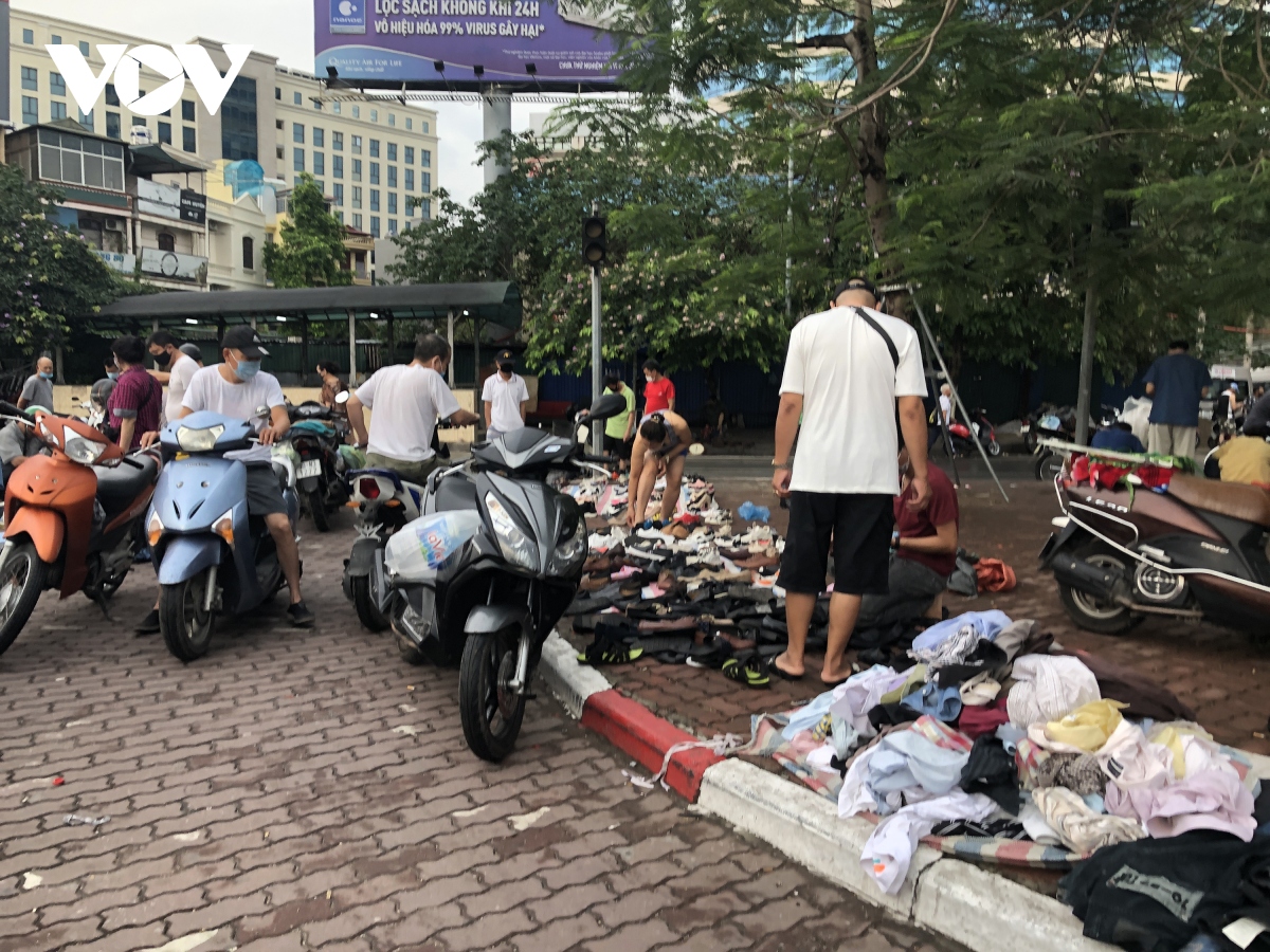 cho coc do cu o ha noi van tu tap dong nguoi bat chap dich covid-19 phuc tap hinh anh 5