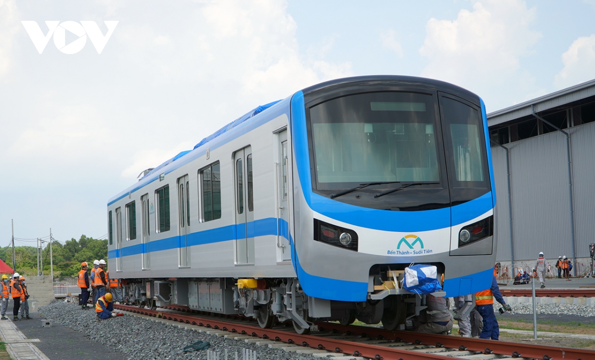 Doan tau metro 1 duoc lap dat len duong ray tai depot long binh hinh anh 5