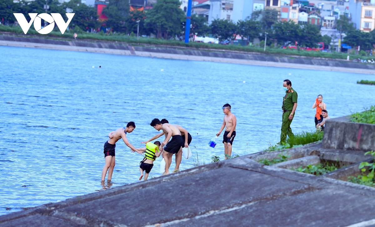  ngo lo quy dinh, nguoi dan ha noi than nhien ra ho boi loi, tap the duc hinh anh 12