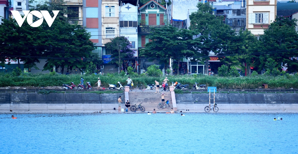  ngo lo quy dinh, nguoi dan ha noi than nhien ra ho boi loi, tap the duc hinh anh 4