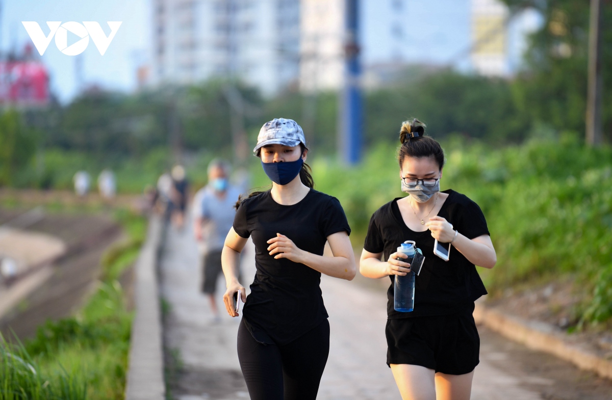  ngo lo quy dinh, nguoi dan ha noi than nhien ra ho boi loi, tap the duc hinh anh 3