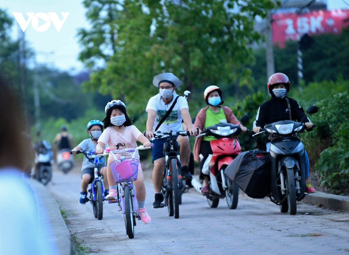  ngo lo quy dinh, nguoi dan ha noi than nhien ra ho boi loi, tap the duc hinh anh 2