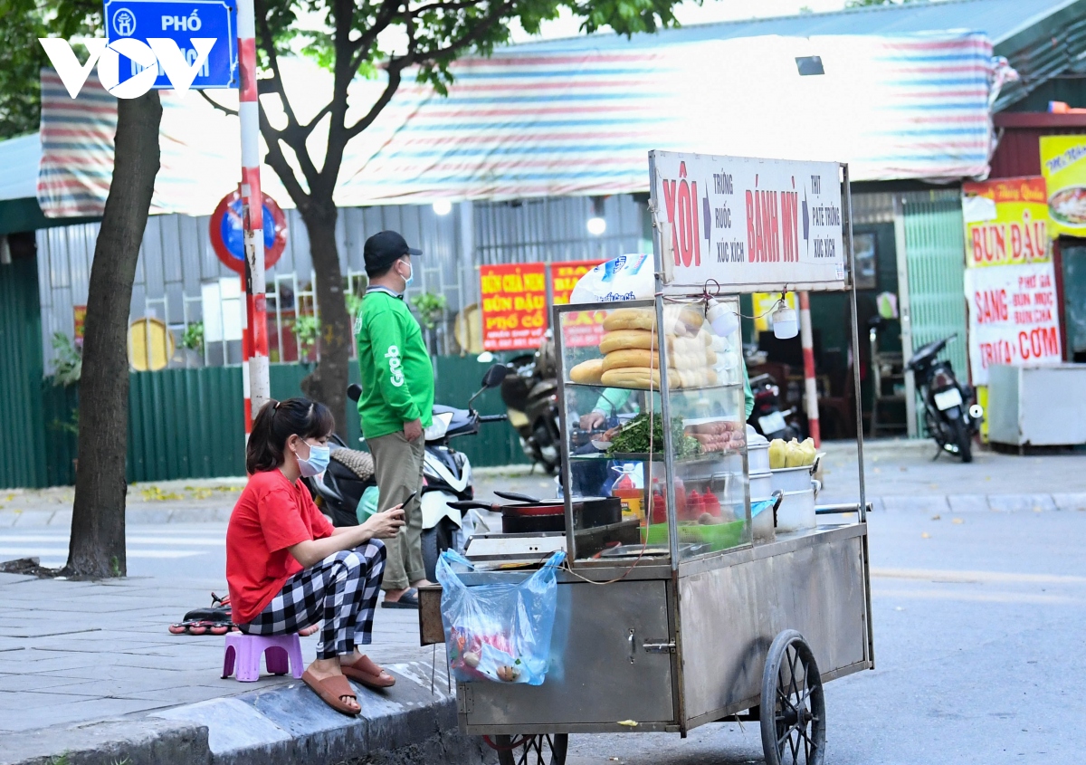 dich covid-19 dien bien phuc tap, nhieu cho coc o ha noi van hoat dong tap nap hinh anh 9