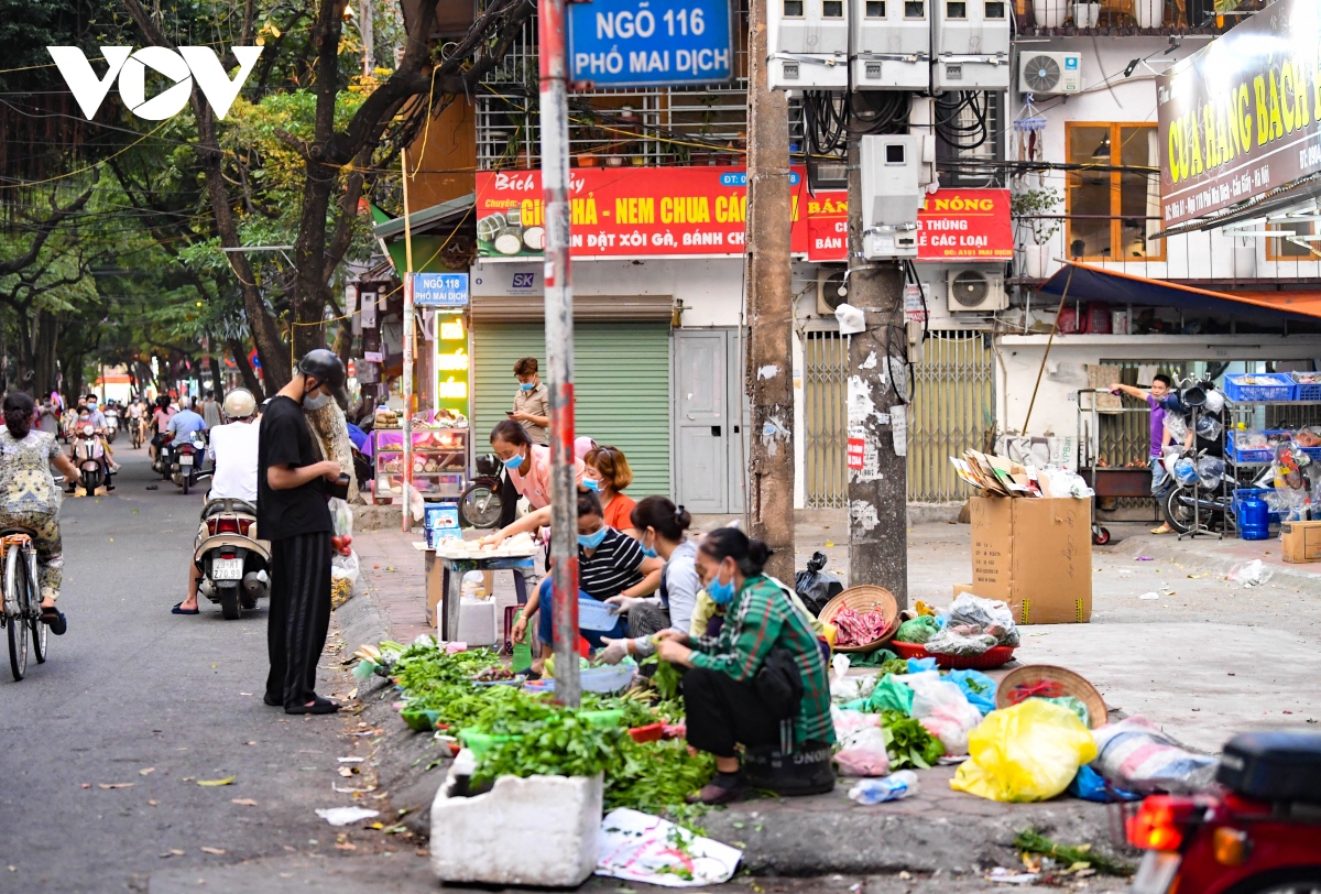 dich covid-19 dien bien phuc tap, nhieu cho coc o ha noi van hoat dong tap nap hinh anh 7