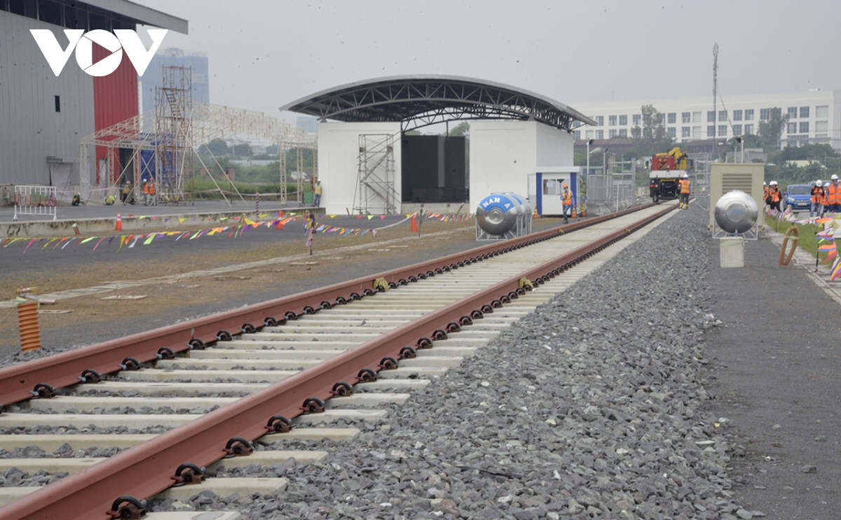 Doan tau metro 1 duoc lap dat len duong ray tai depot long binh hinh anh 2