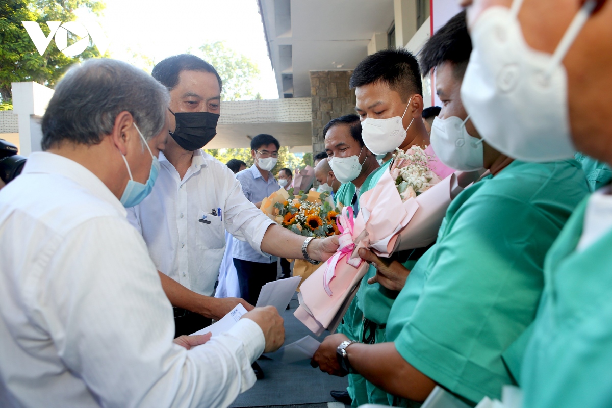 18 bac si, dieu duong cua benh vien tU hue len duong chi vien bac giang hinh anh 2