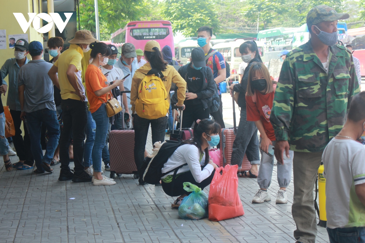 Anh nguoi dan doi nang met moi tro lai thu do sau ky nghi le hinh anh 11