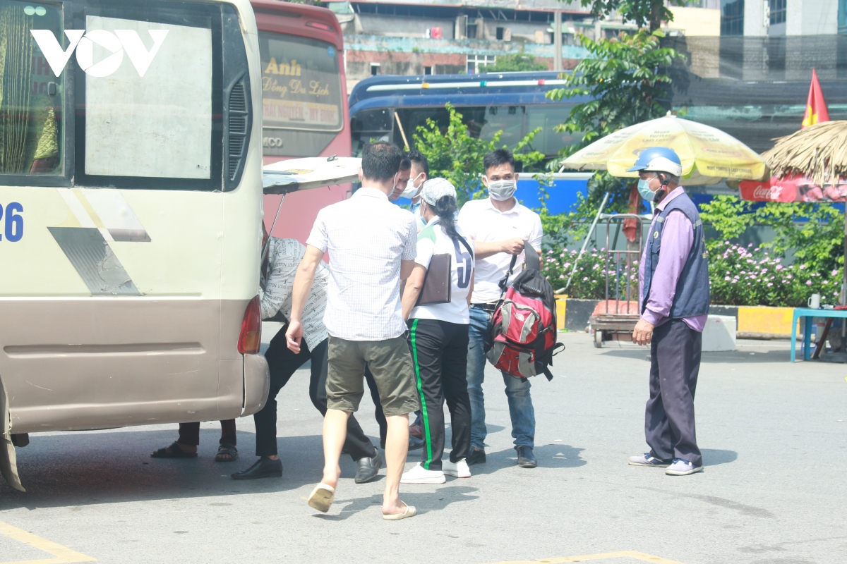 Anh nguoi dan doi nang met moi tro lai thu do sau ky nghi le hinh anh 2