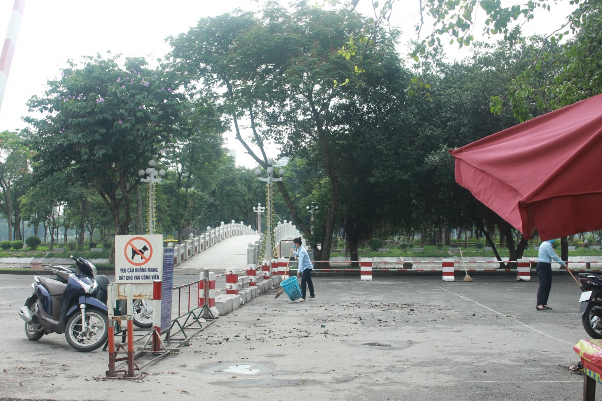 Công viên ở Hà Nội đồng loạt đóng cửa phòng chống dịch Covid-19 - Ảnh 11.