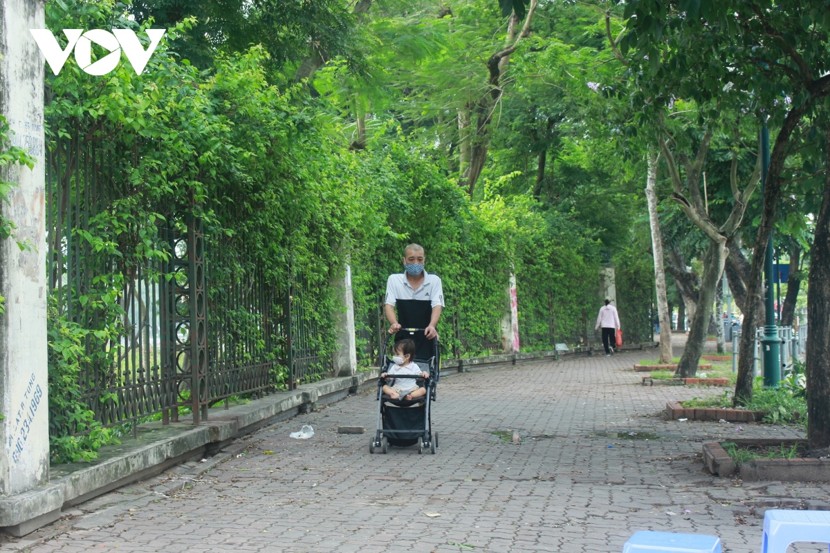 Công viên ở Hà Nội đồng loạt đóng cửa phòng chống dịch Covid-19 - Ảnh 16.