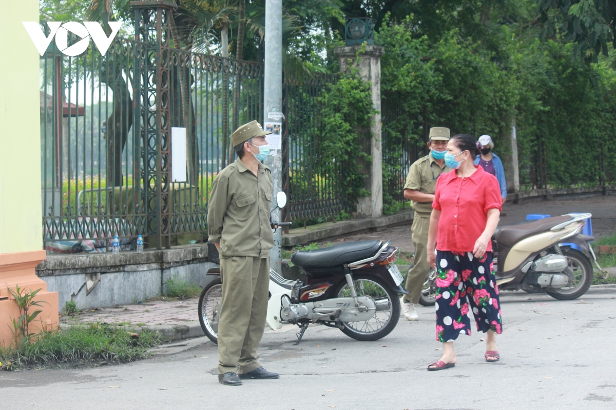 Công viên ở Hà Nội đồng loạt đóng cửa phòng chống dịch Covid-19 - Ảnh 10.