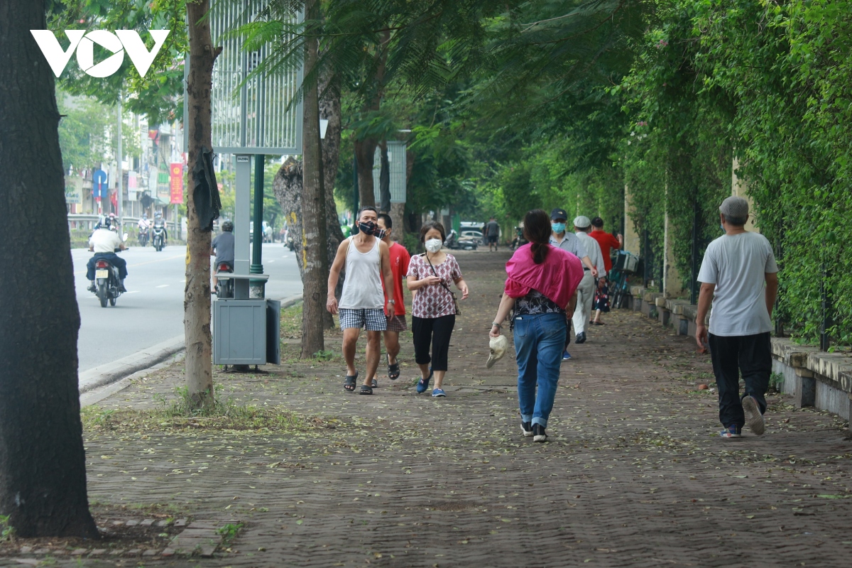 Công viên ở Hà Nội đồng loạt đóng cửa phòng chống dịch Covid-19 - Ảnh 15.