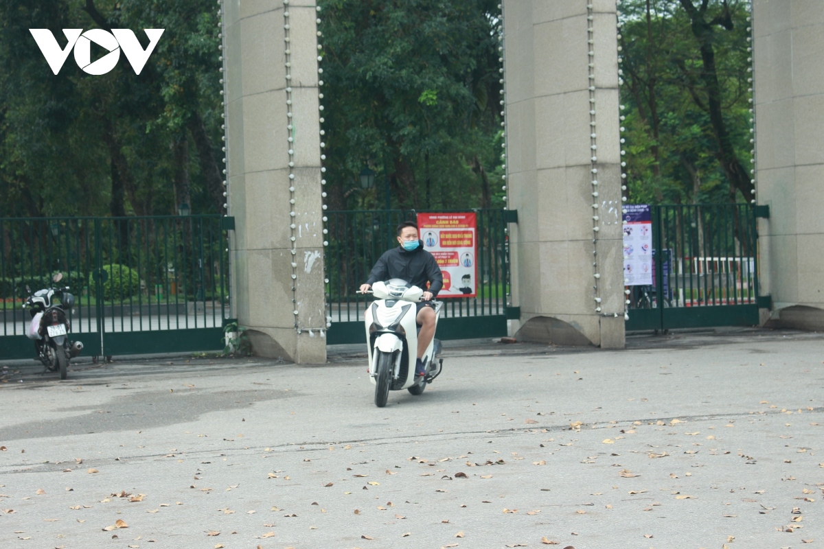 Công viên ở Hà Nội đồng loạt đóng cửa phòng chống dịch Covid-19 - Ảnh 8.