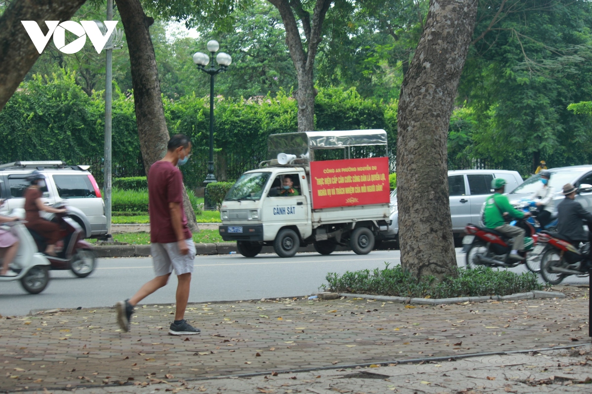Công viên ở Hà Nội đồng loạt đóng cửa phòng chống dịch Covid-19 - Ảnh 14.