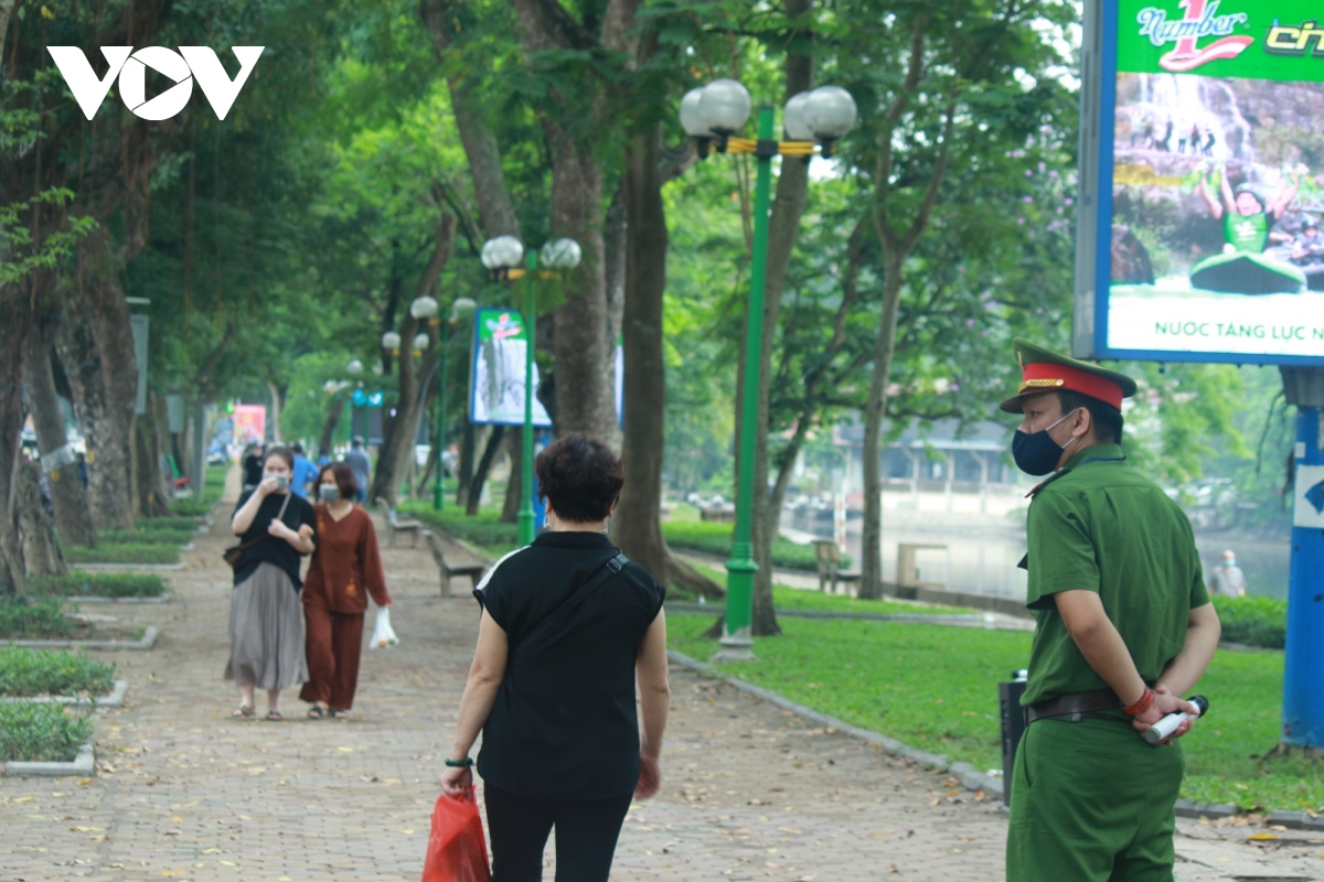 Công viên ở Hà Nội đồng loạt đóng cửa phòng chống dịch Covid-19 - Ảnh 12.
