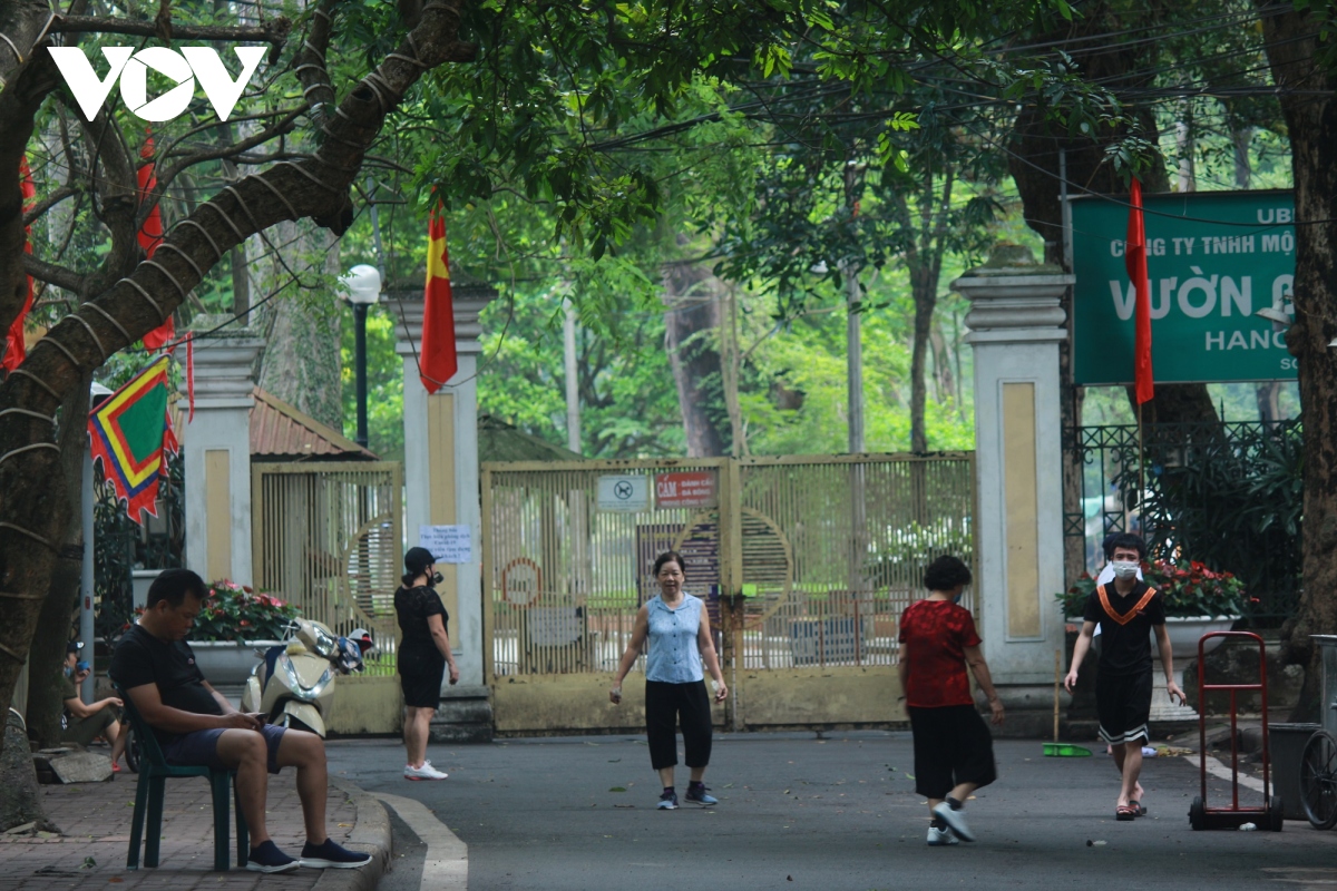 Công viên ở Hà Nội đồng loạt đóng cửa phòng chống dịch Covid-19 - Ảnh 5.