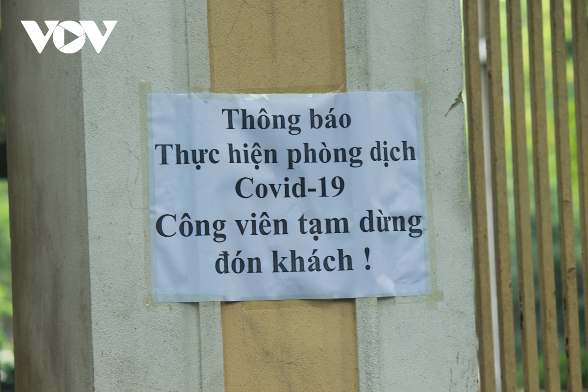Công viên ở Hà Nội đồng loạt đóng cửa phòng chống dịch Covid-19 - Ảnh 4.