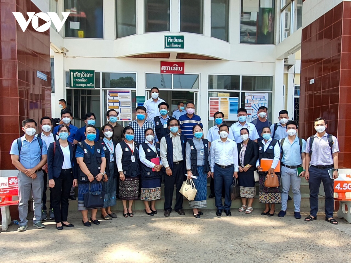 bac si viet het minh chong dich covid-19 tren dat lao hinh anh 1