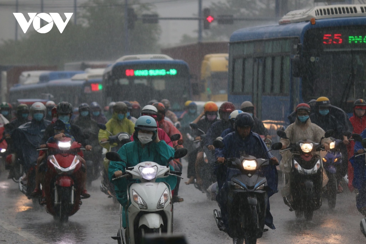 TPHCM mưa lớn kéo dài, phương tiện giao thông di chuyển khó khăn