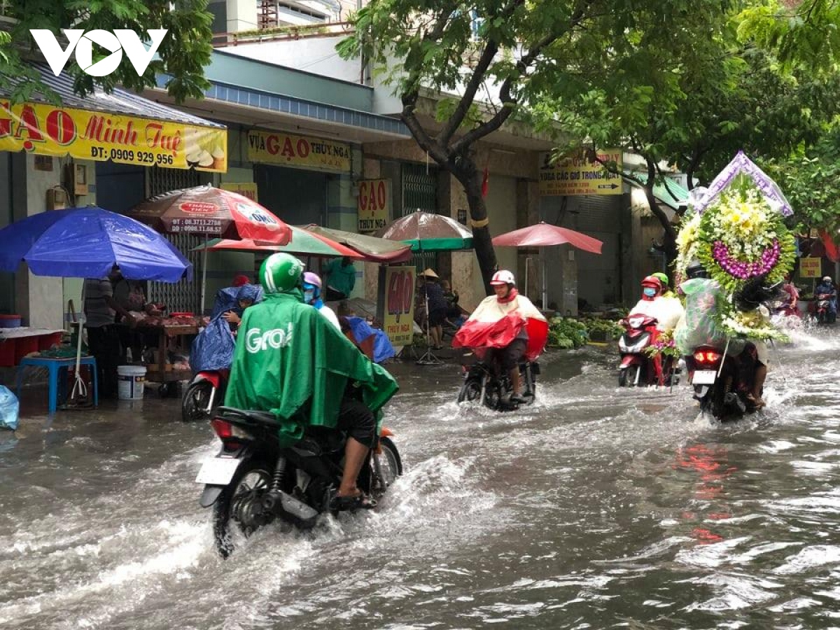 tphcm mua lon keo dai, phuong tien giao thong di chuyen kho khan hinh anh 4