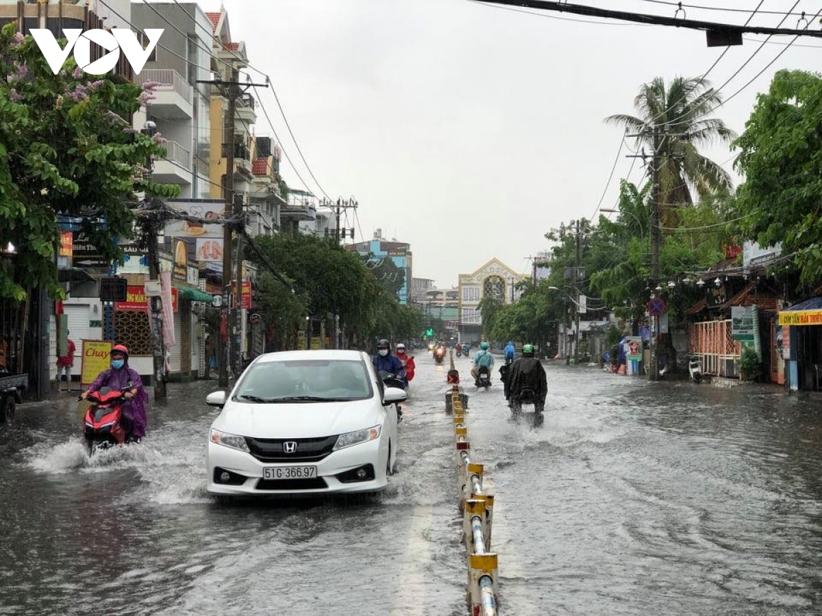 tphcm mua lon keo dai, phuong tien giao thong di chuyen kho khan hinh anh 5