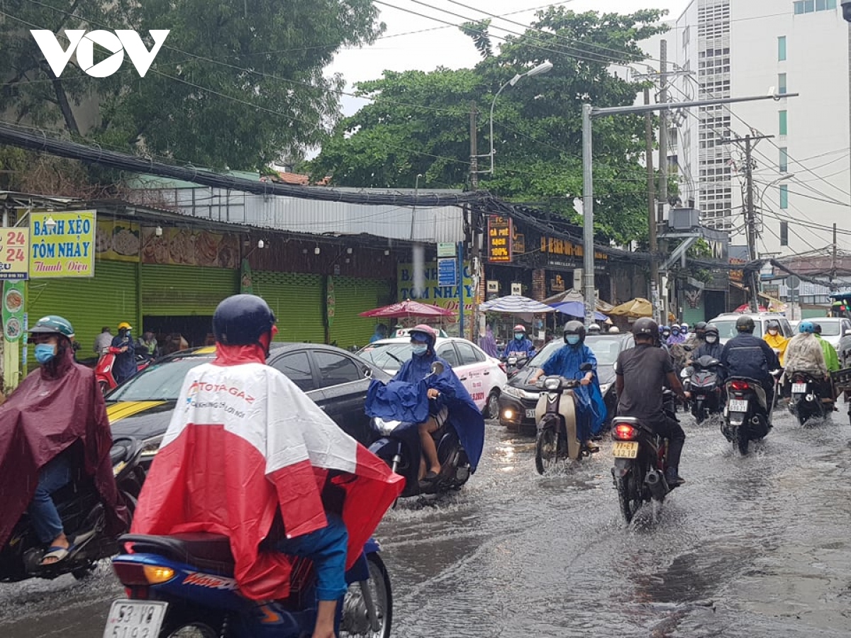 tphcm mua lon keo dai, phuong tien giao thong di chuyen kho khan hinh anh 6