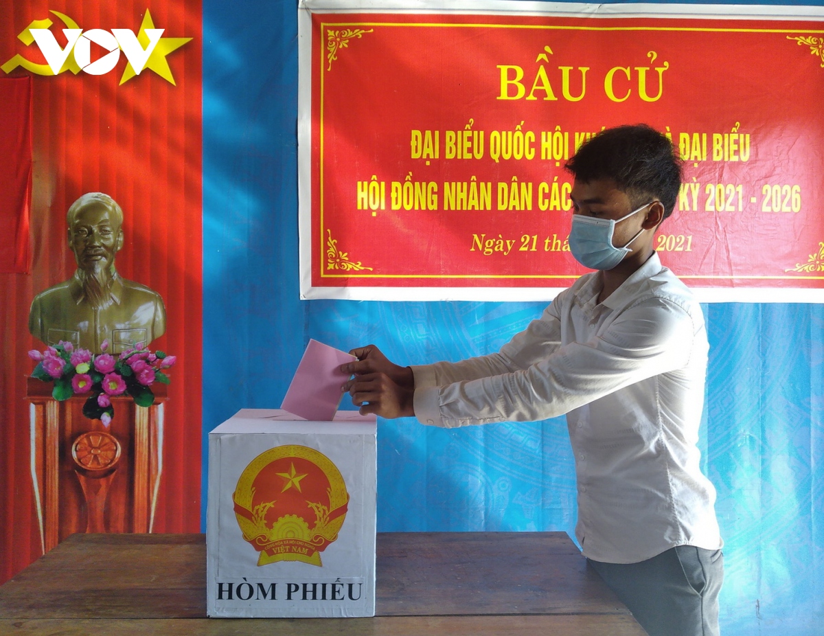 cu tri quang binh hoan thanh viec bo phieu bau cu som hinh anh 2