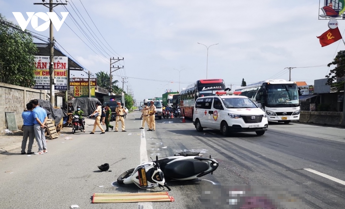 nam thanh nien tu nga xuong duong, bi xe khach can tu vong hinh anh 1