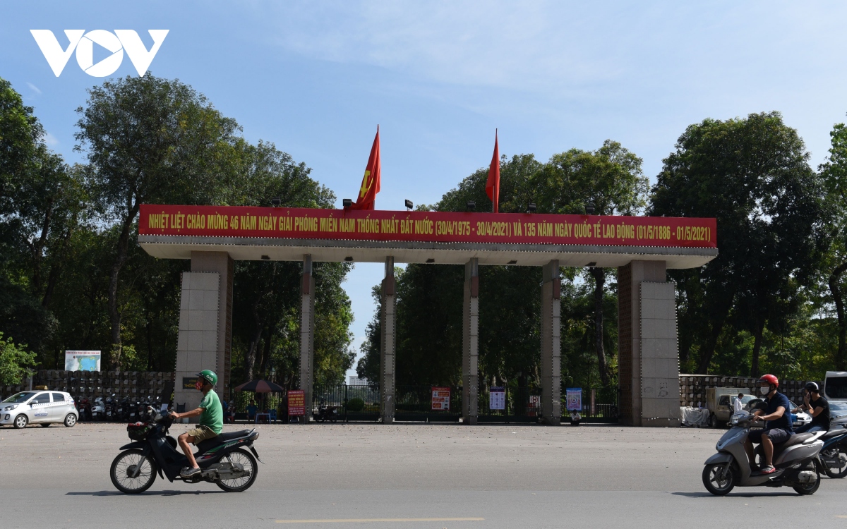 nguoi dan van tho o dich benh tu tap dong nguoi, choi the thao quanh vuon hoa, cong vien hinh anh 1