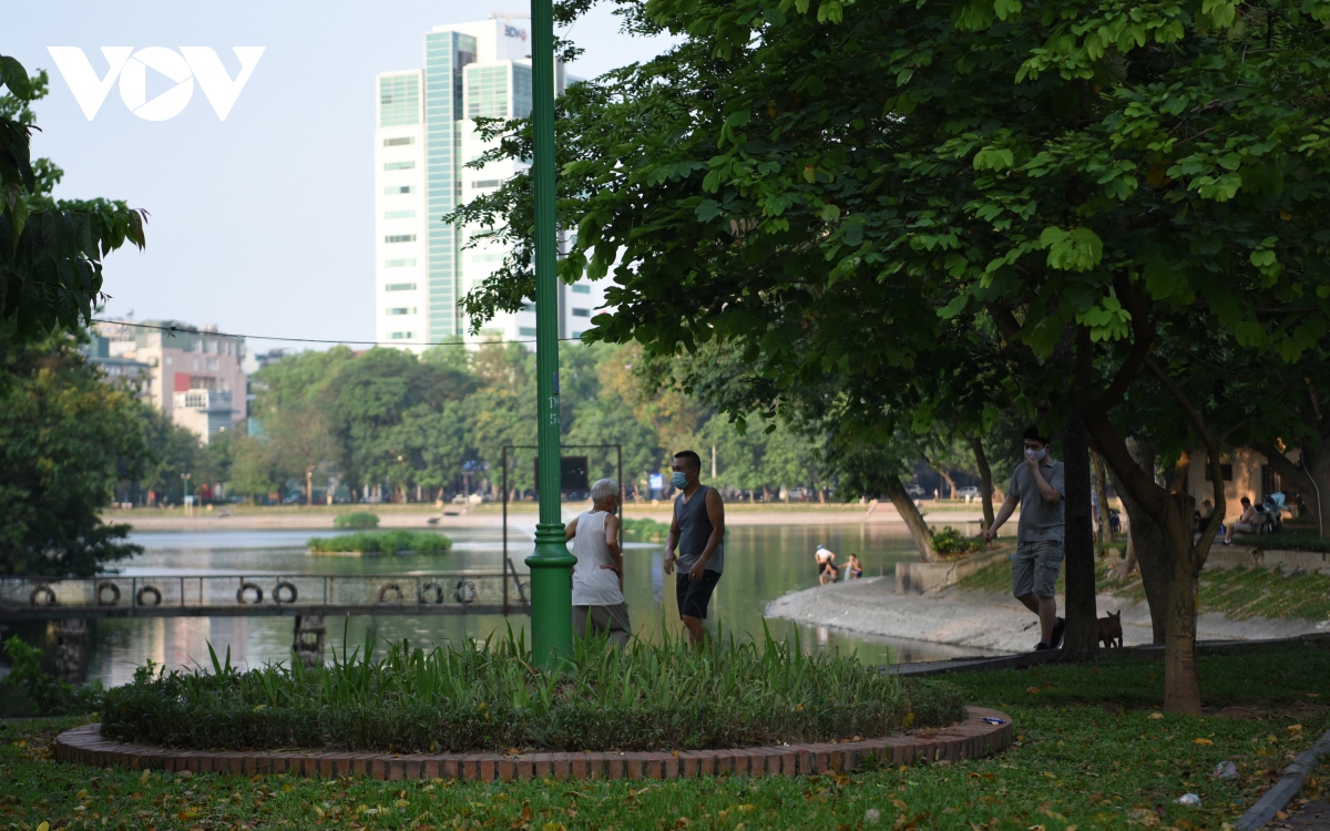 nguoi dan van tho o dich benh tu tap dong nguoi, choi the thao quanh vuon hoa, cong vien hinh anh 11