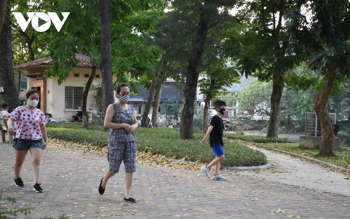 nguoi dan van tho o dich benh tu tap dong nguoi, choi the thao quanh vuon hoa, cong vien hinh anh 10