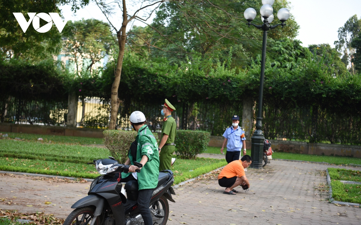 nguoi dan van tho o dich benh tu tap dong nguoi, choi the thao quanh vuon hoa, cong vien hinh anh 6