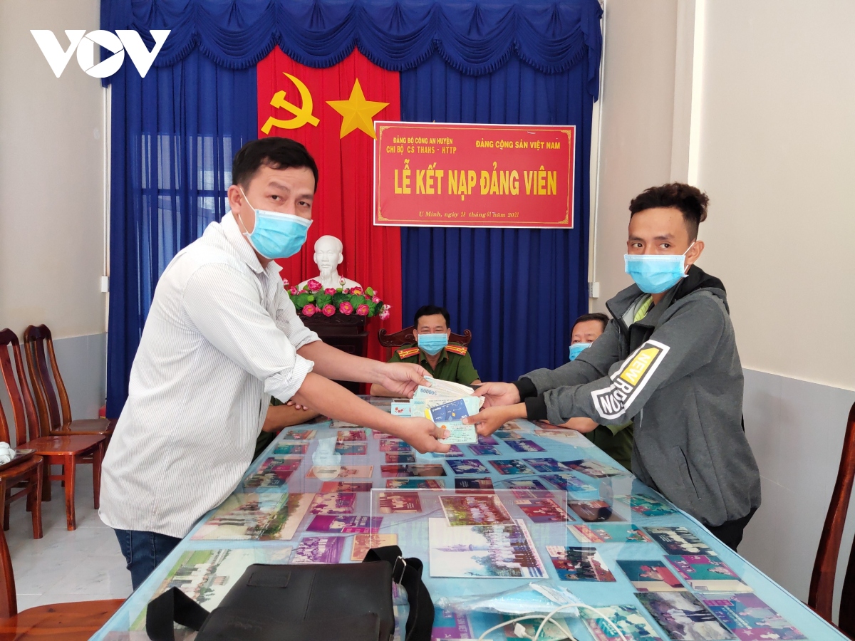 Thượng úy công an nhặt được 16 triệu đồng trả lại người đánh rơi