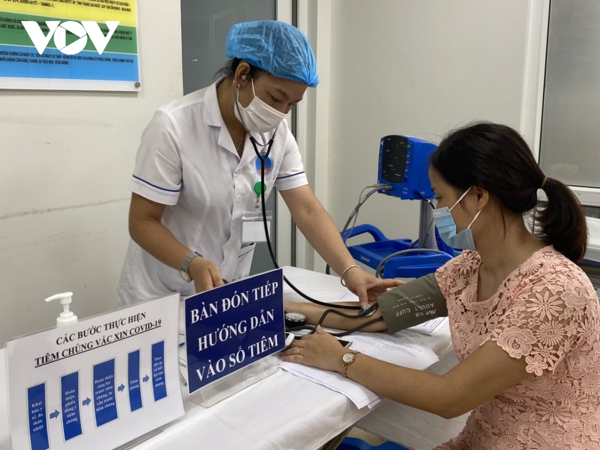 benh vien huu nghi viet xo tiem vaccine ngua covid-19 cho can bo, nhan vien y te hinh anh 2