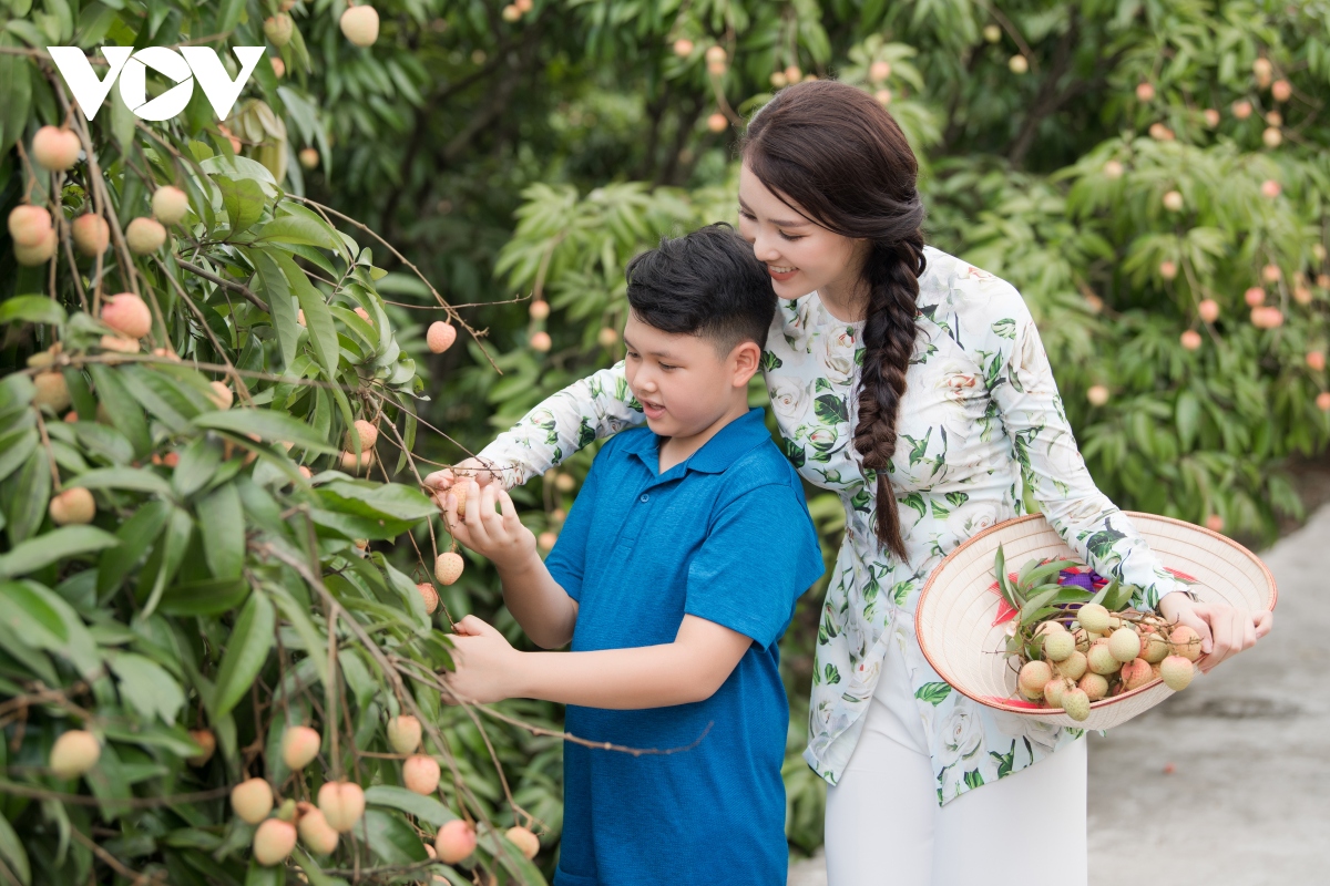 A hau thuy van dua con trai di trai nghiem vuon vai thanh ha hinh anh 6