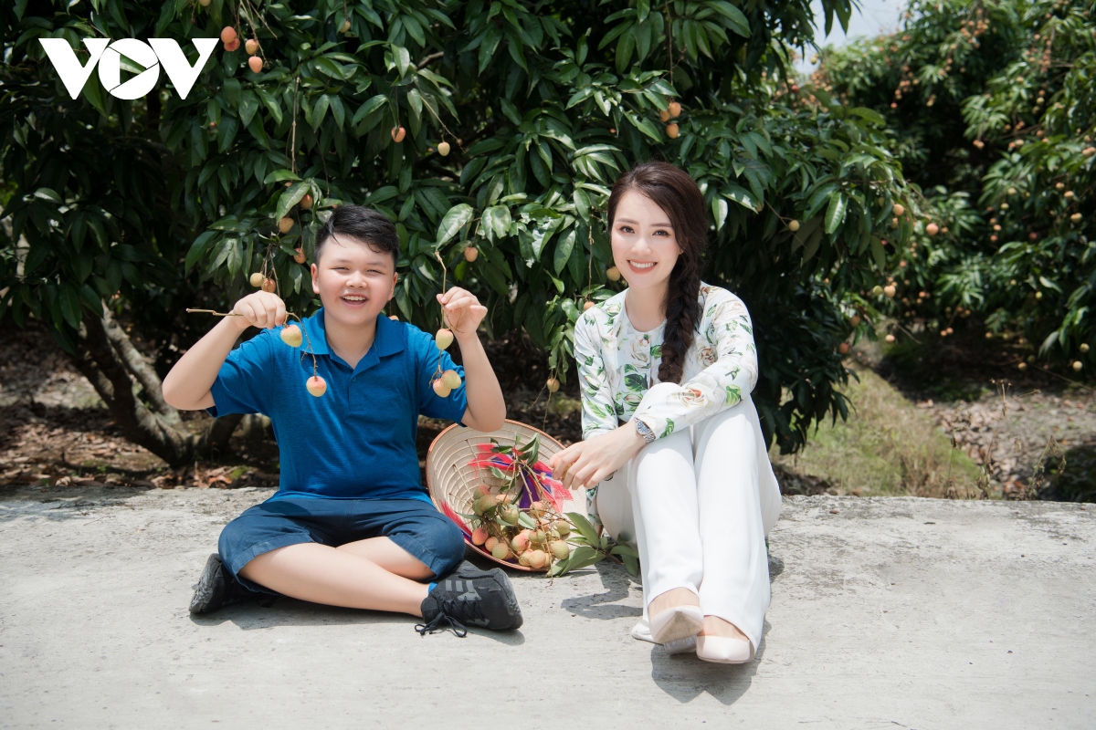 A hau thuy van dua con trai di trai nghiem vuon vai thanh ha hinh anh 9