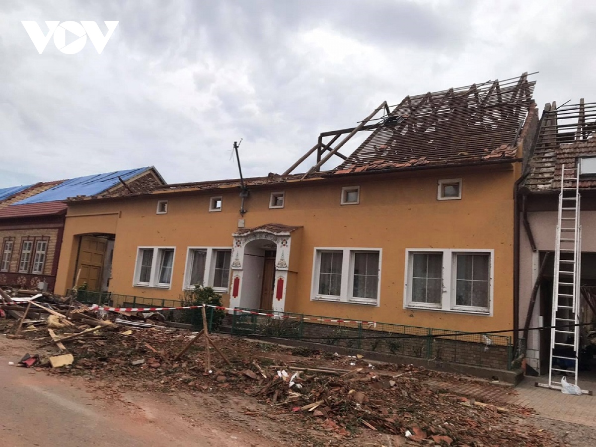 25 gia đình người Việt bị ảnh hưởng nặng nề sau trận lốc xoáy mạnh ...