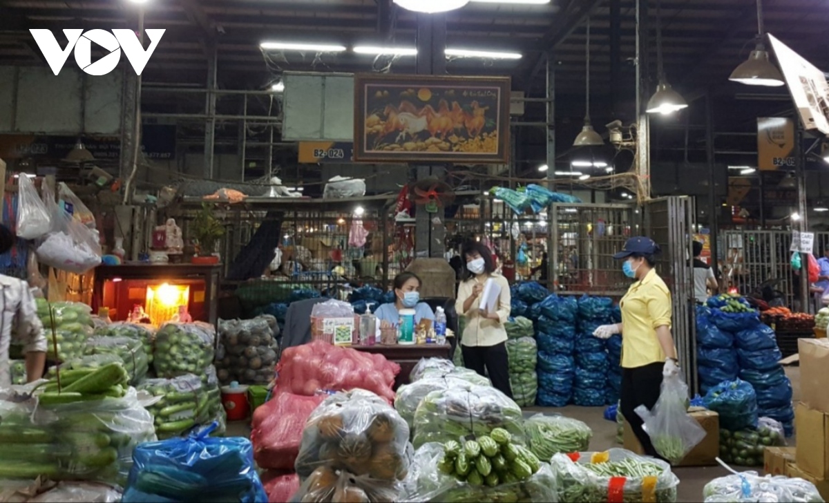 鱼缸水面上有一层油膜怎么办，为什么鱼缸会有油膜