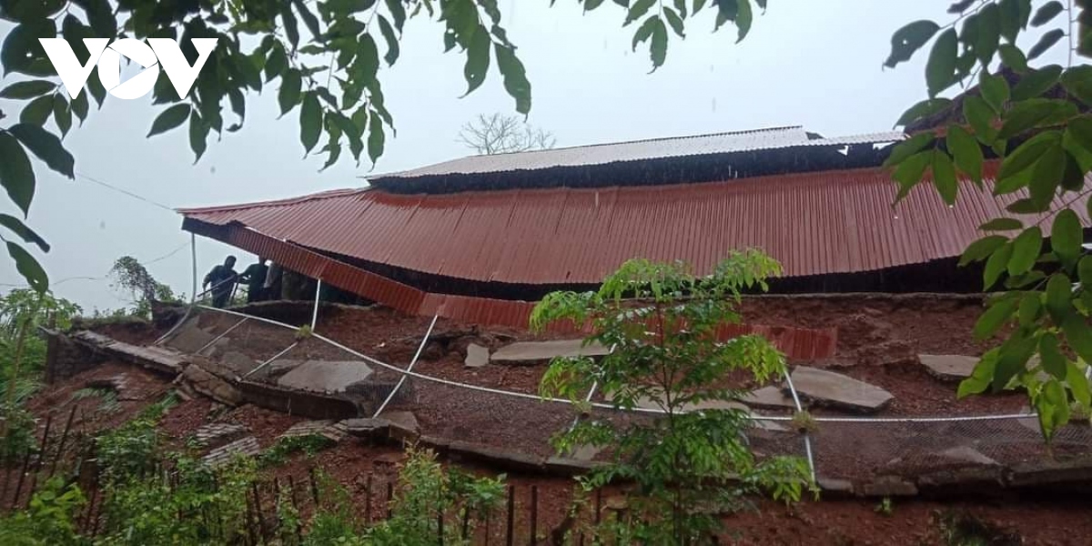 Mưa lớn gây sạt lở đất, sập nhiều nhà dân ở huyện miền núi Nghệ An ...