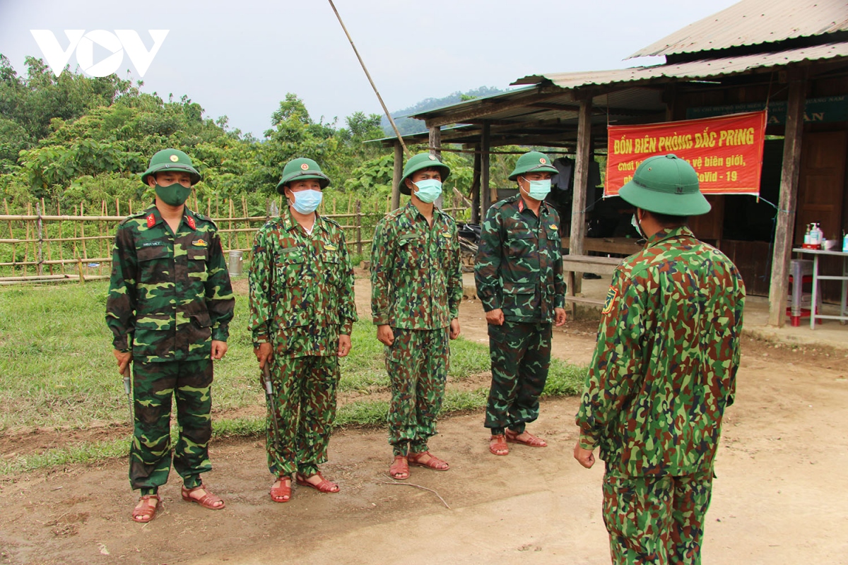 chot chong dich trong rung sau, xa ma gan hinh anh 4