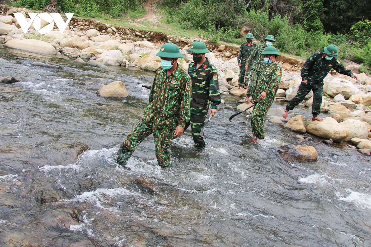 chot chong dich trong rung sau, xa ma gan hinh anh 6