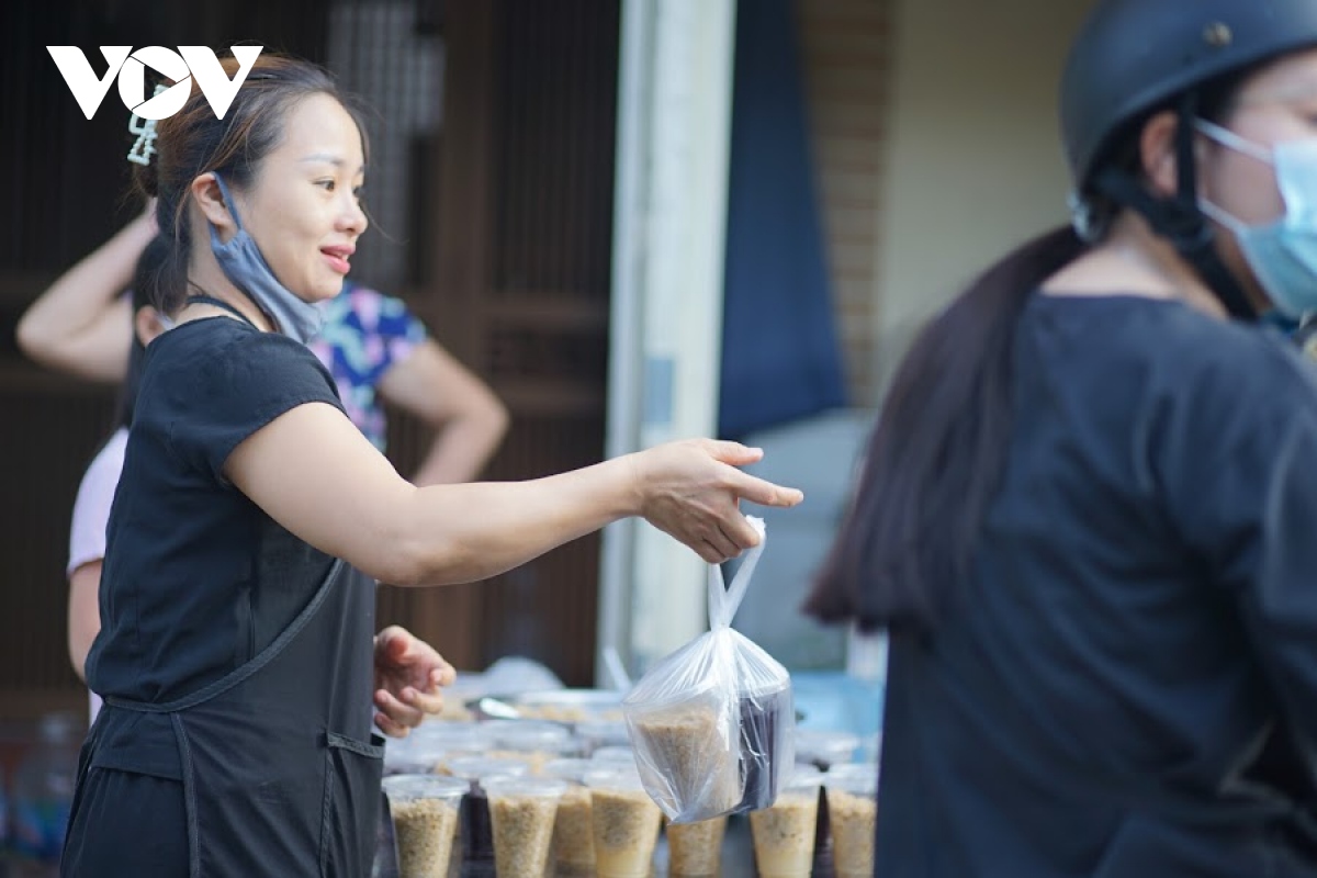 nguoi ha noi di cho som mua ruou nep, banh tro trong tet Doan ngo hinh anh 7