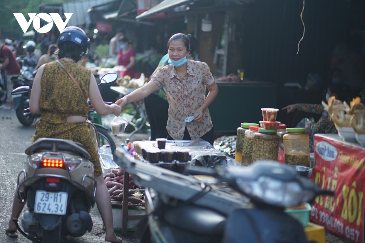 nguoi ha noi di cho som mua ruou nep, banh tro trong tet Doan ngo hinh anh 11